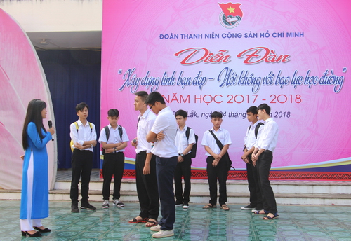 Một hoạt cảnh về bạo lực học đường do các em học sinh trường THPT Chu Văn An thể hiển